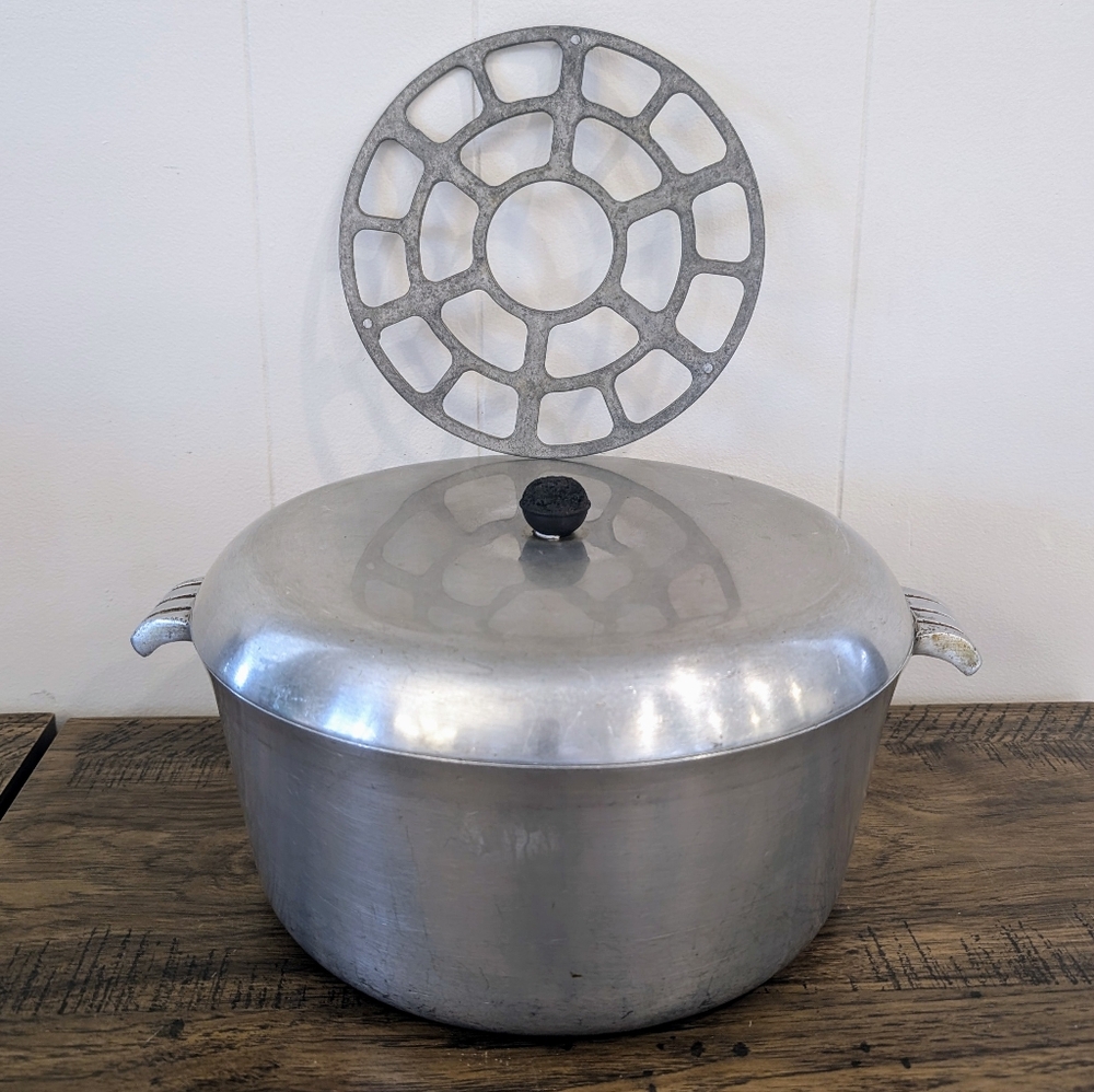 Vintage Luster Lite Montgomery Ward Dutch Oven Stock Pot w/Lid And Trivet